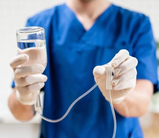 Похмелье и капельницы: разбираемся, в каких случаях они оправданны и какие альтернативы существуют