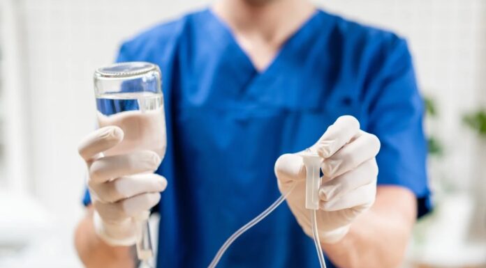 Похмелье и капельницы: разбираемся, в каких случаях они оправданны и какие альтернативы существуют