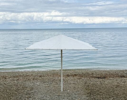 На побережье Анапы произошел возможный выброс пальмового масла