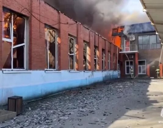 Пожар на лакокрасочном складе в Миассе локализовали, обрушилась кровля
