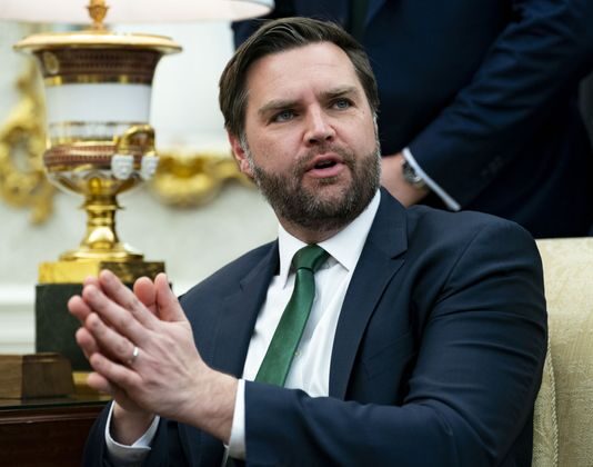 Вэнс назвал абсурдными слова Зеленского о теплом диалоге США и России