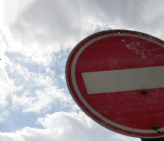 Псковский аэропорт приостановил работу из-за требований безопасности