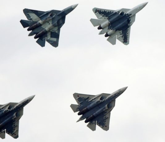Начались летные испытания прототипа двухместного истребителя Су-57