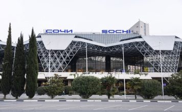 Аэропорт Сочи в третий раз за день ввел ограничения на полеты