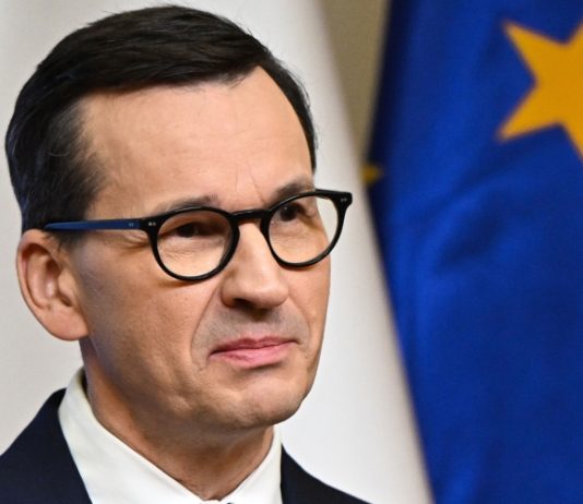 Экс-премьер Моравецкий: Варшава вновь уступила Киеву, одобрив визит Зеленского