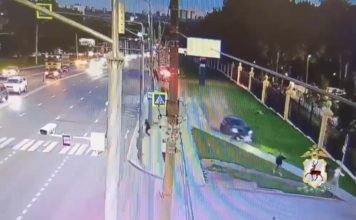 Три человека пострадали после наезда иномарки на остановку в Нижнем Новгороде
