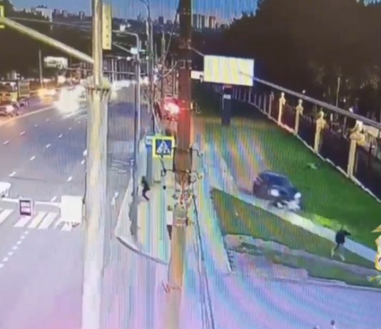 Три человека пострадали после наезда иномарки на остановку в Нижнем Новгороде