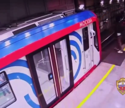 Пьяный пассажир кинулся под поезд в метро Москвы, чтобы достать упавший наушник