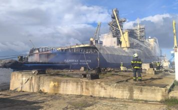 В Кронштадте загорелось судно «Адмирал Макаров»