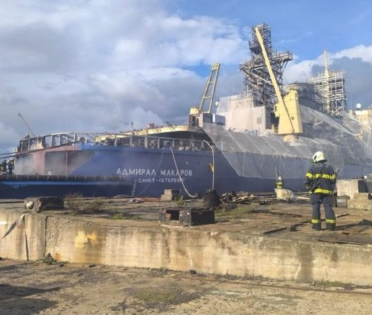 В Кронштадте загорелось судно «Адмирал Макаров»