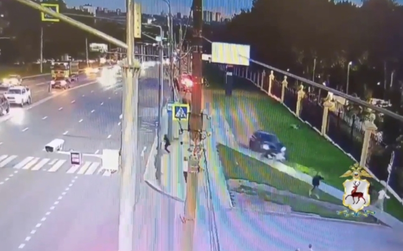 Три человека пострадали после наезда иномарки на остановку в Нижнем Новгороде