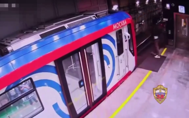 Пьяный пассажир кинулся под поезд в метро Москвы, чтобы достать упавший наушник