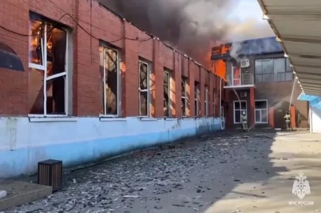 Пожар на лакокрасочном складе в Миассе локализовали, обрушилась кровля