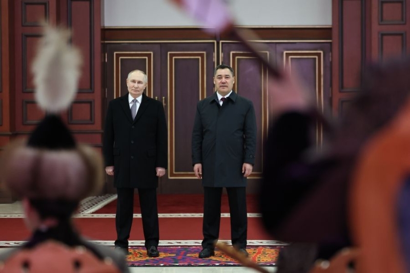 Киргизский оркестр встретил Путина в аэропорту песней «Калинка-Малинка»