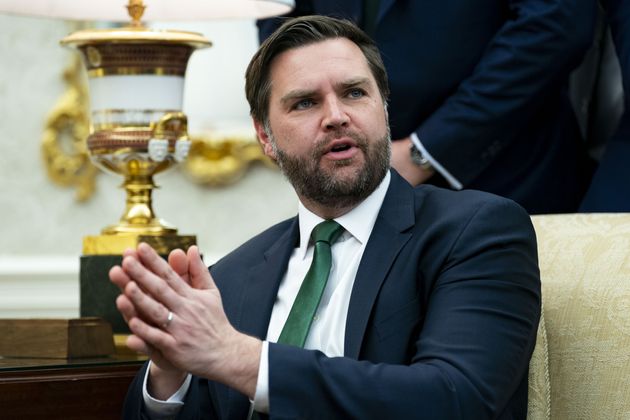 Вэнс назвал абсурдными слова Зеленского о теплом диалоге США и России